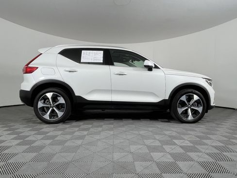 Used 2024 Volvo XC40 B5 Plus image 17