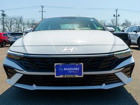 Used 2024 Hyundai Elantra SE FWD image 3