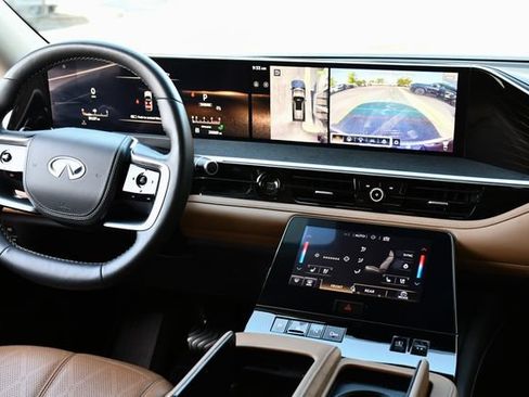 Used 2025 INFINITI QX80 Sensory AWD/4WD image 2