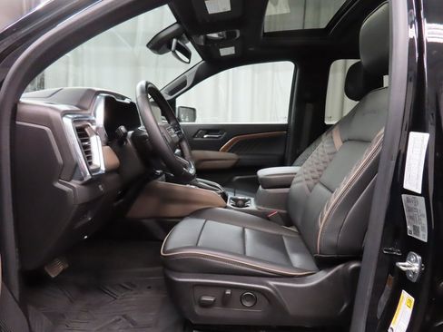 Used 2023 GMC Canyon Denali image 9