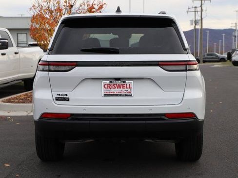 New 2025 Jeep Grand Cherokee Altitude image 4