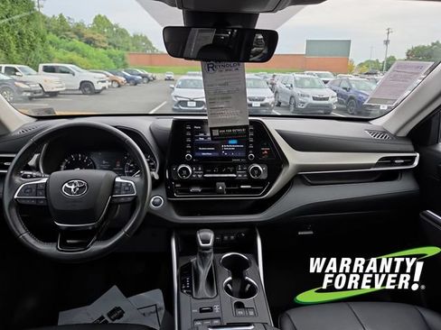 Used 2021 Toyota Highlander XLE AWD/4WD image 10