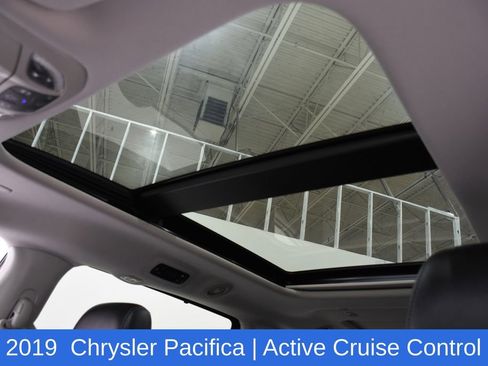 Used 2019 Chrysler Pacifica Limited image 28