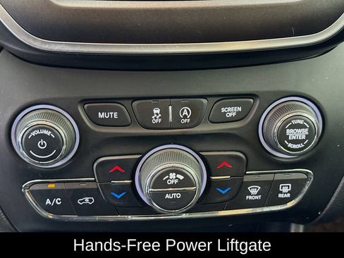 Used 2022 Jeep Cherokee Trailhawk w/ Sun, Sound & Nav Group AWD/4WD image 19