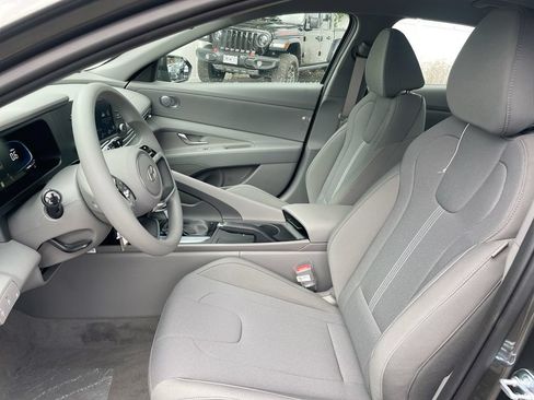 Certified 2025 Hyundai Elantra SE FWD image 38
