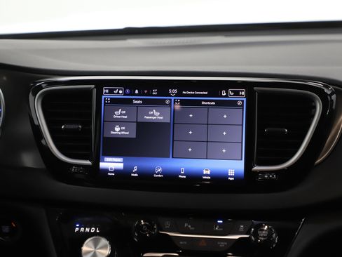 Used 2025 Chrysler Pacifica Select FWD image 16