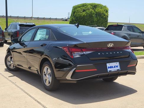 New 2026 Hyundai Elantra SE FWD image 3