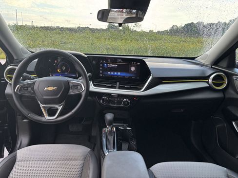 Used 2024 Chevrolet Trax LT w/ LT Convenience Package FWD image 16