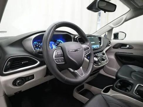 Certified 2024 Chrysler Pacifica Touring-L image 8