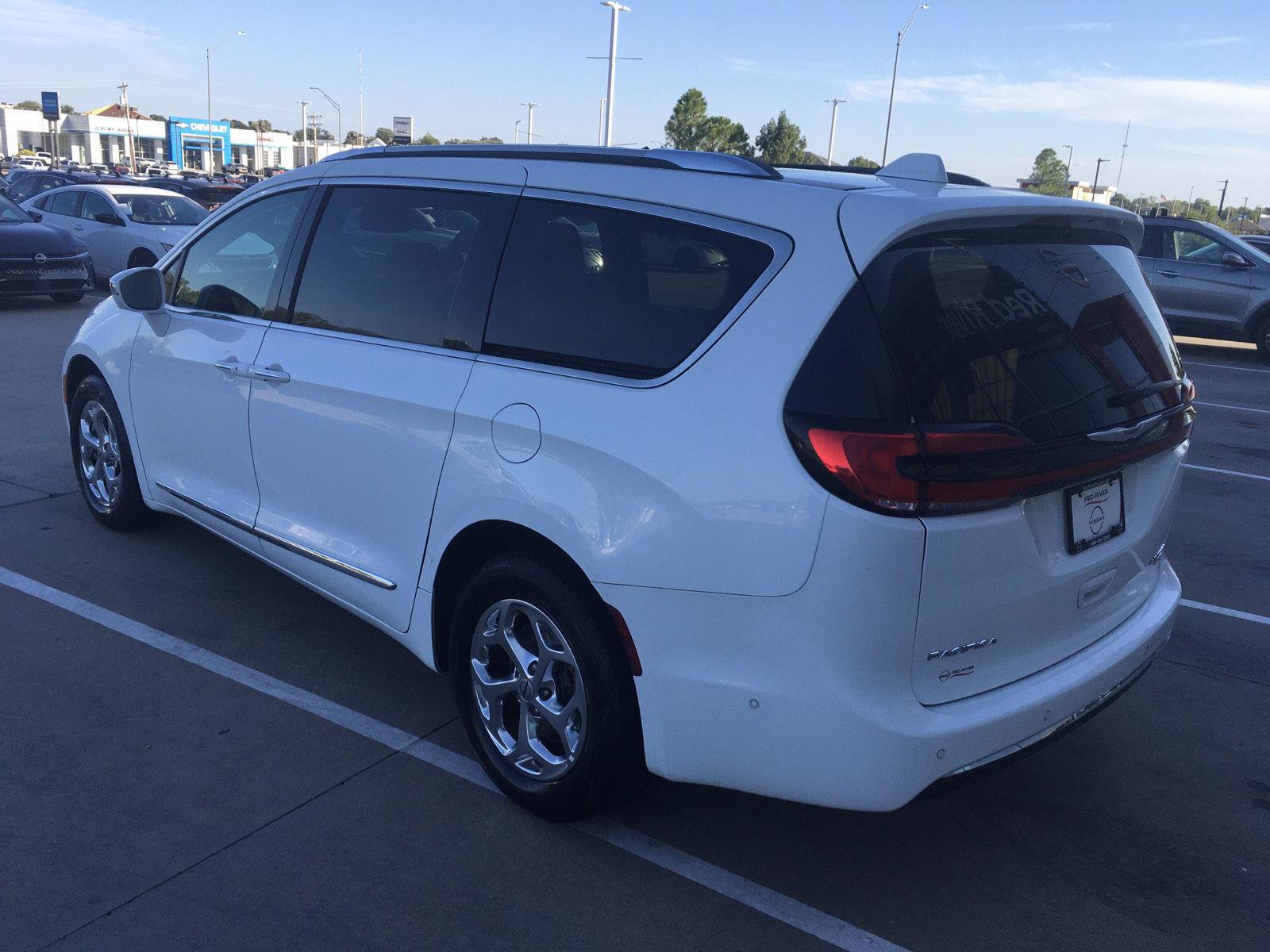 Used 2021 Chrysler Pacifica Limited w/ Premium & Safety Sphere Group AWD/4WD image 9