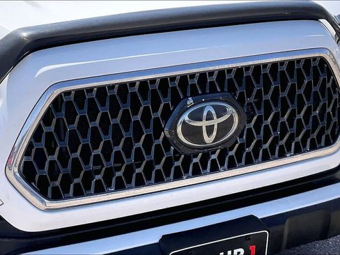 Used 2019 Toyota Tacoma TRD Off-Road image 29