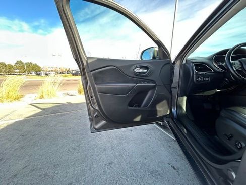 Used 2020 Jeep Cherokee Trailhawk w/ Cold Weather Group image 10