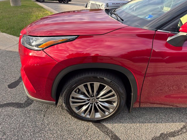 Used 2021 Toyota Highlander Platinum AWD/4WD image 3