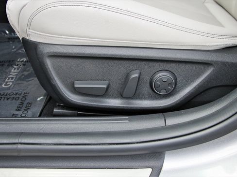 Used 2022 Genesis G70 2.0T image 16