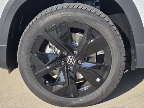 New 2026 Volkswagen Taos SE FWD image 11