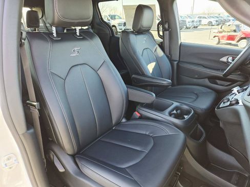 New 2026 Chrysler Pacifica Select w/ S Appearance Package FWD image 18