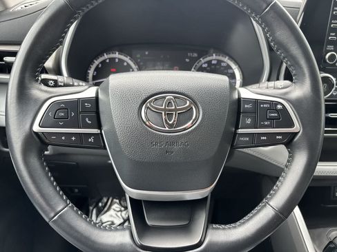 Used 2022 Toyota Highlander XLE AWD/4WD image 11