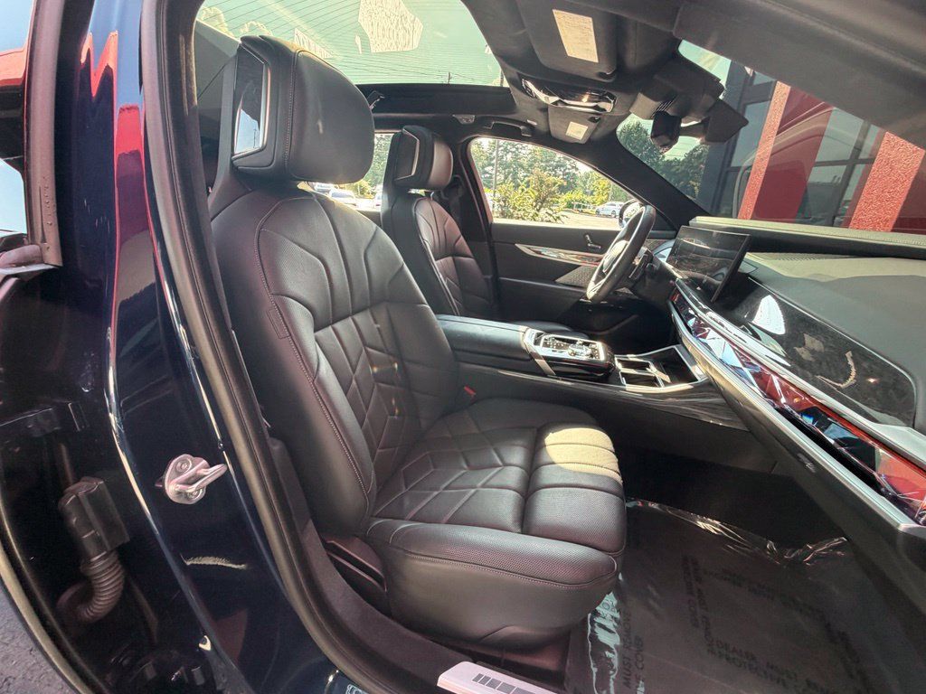 Used 2023 BMW 760i xDrive AWD/4WD image 36