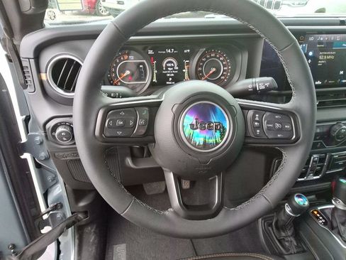 Certified 2025 Jeep Gladiator Sport AWD/4WD image 13