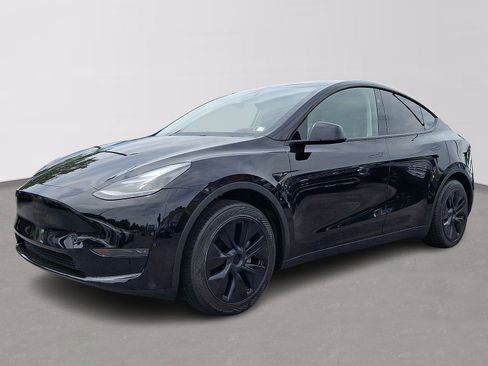Used 2024 Tesla Model Y Long Range RWD image 3