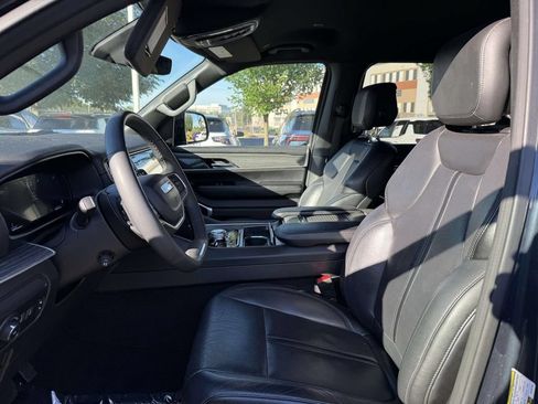 Certified 2024 Jeep Wagoneer L Series II w/ Flexible Seating Group AWD/4WD image 13