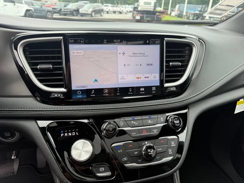 New 2027 Chrysler Pacifica Limited FWD image 11