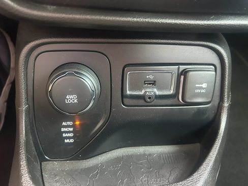 Used 2017 Jeep Renegade Latitude AWD/4WD image 9