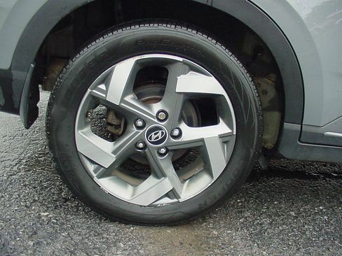 Used 2022 Hyundai Venue Limited image 7