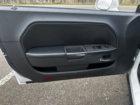 Used 2013 Dodge Challenger SXT image 9