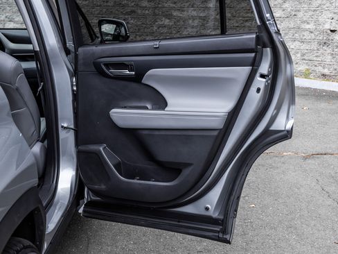 Used 2023 Toyota Highlander XLE image 16