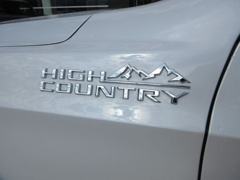 Used 2025 Chevrolet Suburban High Country AWD/4WD image 3