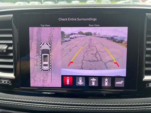 Used 2023 Chrysler Pacifica Touring-L image 25