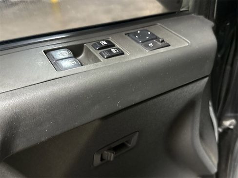 Used 2005 Nissan Titan LE w/ (T01) Tow Pkg image 19