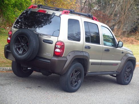 Used 2005 Jeep Liberty Renegade image 34