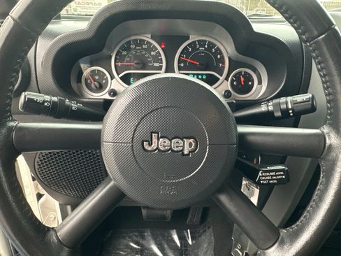 Used 2009 Jeep Wrangler Unlimited Rubicon w/ Dual Top Group image 21