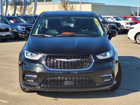 Used 2024 Chrysler Pacifica Touring-L image 3