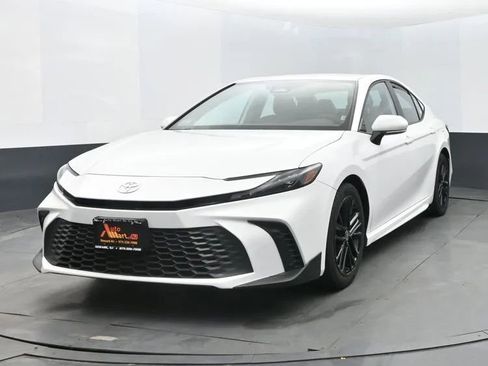 Used 2025 Toyota Camry SE image 1