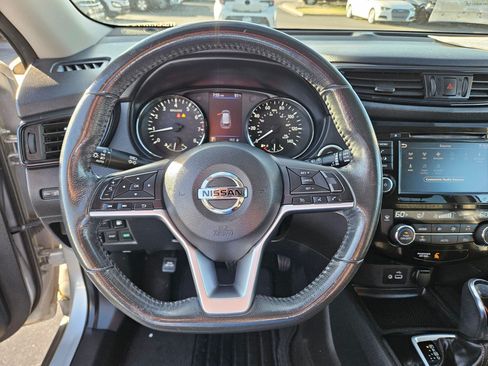 Used 2018 Nissan Rogue SV AWD/4WD image 18