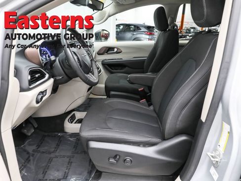 Used 2023 Chrysler Voyager LX FWD image 14