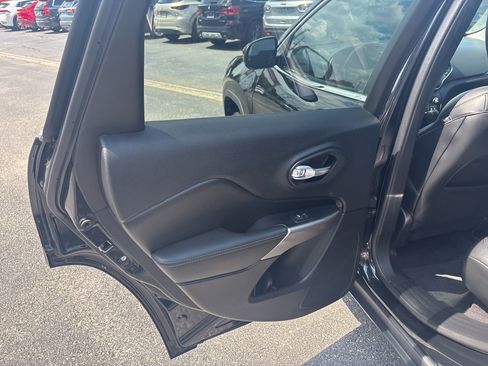 Used 2021 Jeep Cherokee Latitude Lux w/ Comfort/Convenience Group image 21