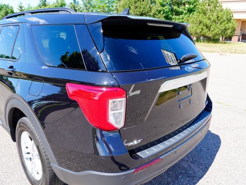 Used 2024 Ford Explorer XLT AWD/4WD image 37