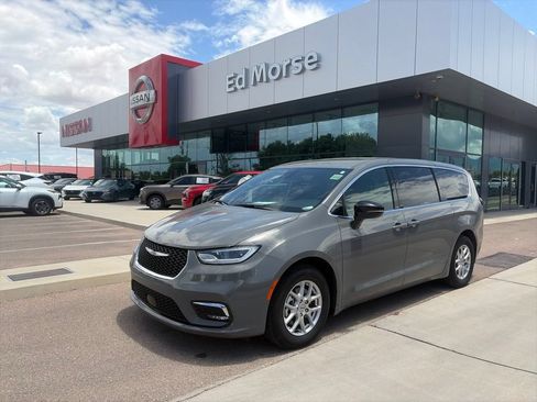 Used 2025 Chrysler Pacifica Select FWD image 1