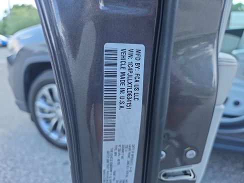 Used 2020 Jeep Cherokee Latitude Lux w/ Quick Order Package 26H Lux FWD image 33