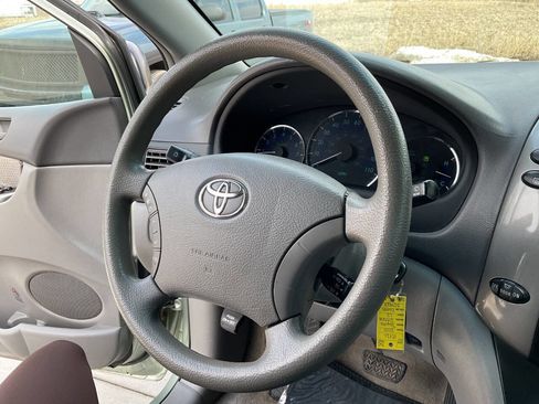 Used 2010 Toyota Sienna LE image 18