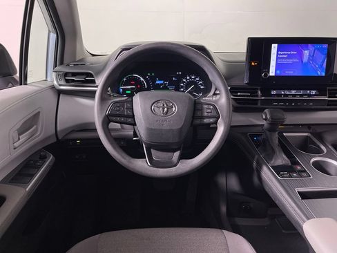 Used 2025 Toyota Sienna LE w/ LE Plus Package FWD image 15