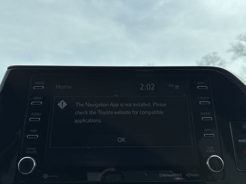 Used 2022 Toyota Highlander XLE image 3