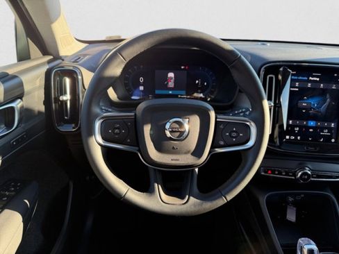 Used 2025 Volvo XC40 B5 Plus image 15