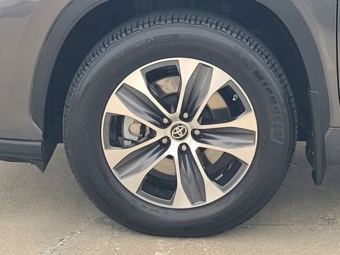 Used 2023 Toyota Highlander XLE image 5