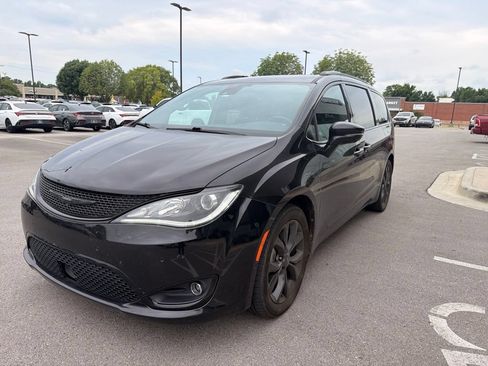 Used 2020 Chrysler Pacifica Limited FWD image 13