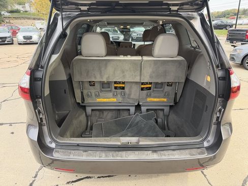 Used 2018 Toyota Sienna XLE image 9